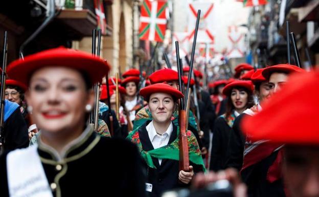 Galería. Integrantes de la compañía Jaizkibel recorren las calles de Hondarribia. 