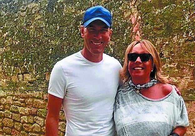 Zinedine Zidane posa con una mujer, ataviada con el pañuelo de fiestas, en un rincón de la localidad alavesa de Elciego. 