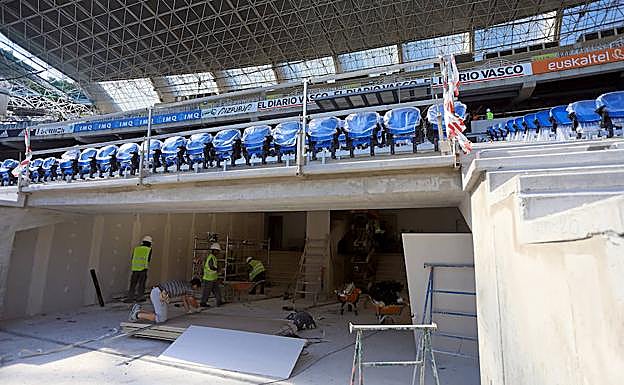 Imagen principal - Arriba, zona de salida al campo de los jugadores. A la izquierda, detalle de los nuevos a sientos. A la derecha, operarios trabajan en las obras del estadio. 