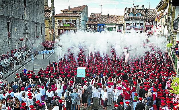Las compañías durante una de las descargas llevada a cabo en Arma Plaza. El público aplaudió a cada una de las compañías por la calle Mayor.