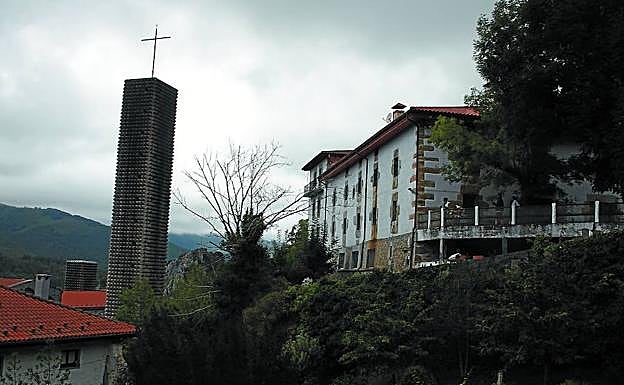 Goiko-Benta da Arantzazuko eraikin zaharrena. Ezkerreko aldea, altuxeago dena, 1955ean egindakoa da, hala ere