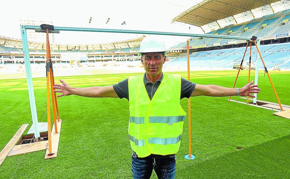 lberto López, ataviado con el casco de seguridad y el chaleco, justo detrás de la portería del fondo sur durante la instalación de la misma ayer.