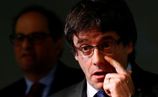 Carles Puigdemont en rueda de prensa en Berlín, al fondo Quim Torra. 