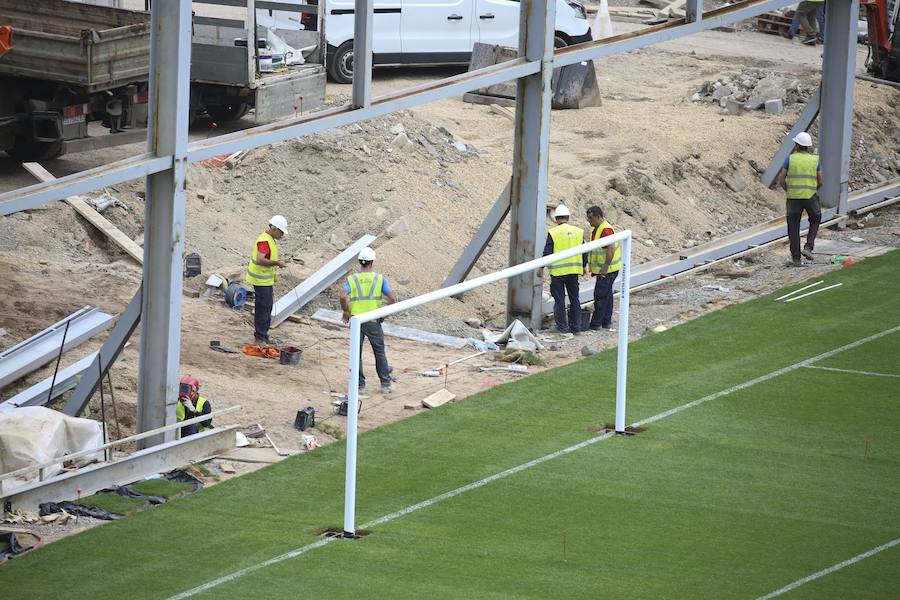 Los operarios siguen trabajando a gran ritmo para que el estadio esté en las mejores condiciones posibles el sábado ante el Barcelona