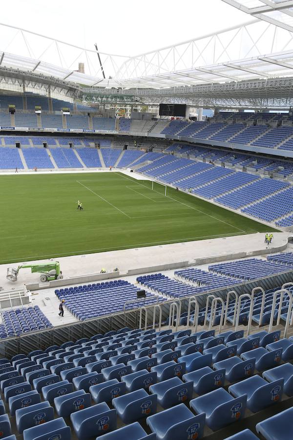 Los operarios siguen trabajando a gran ritmo para que el estadio esté en las mejores condiciones posibles el sábado ante el Barcelona