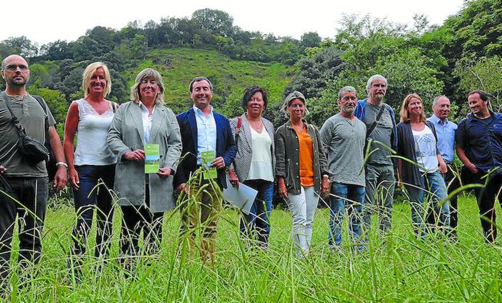 Alcaldes y técnicos, junto a la zona de excavación. 