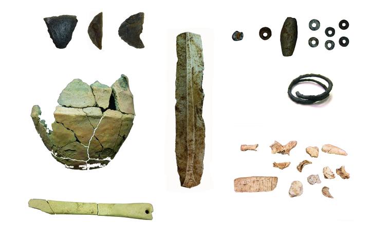 Restos hallados el año pasado en la excavación del dolmen Gizaburuaga