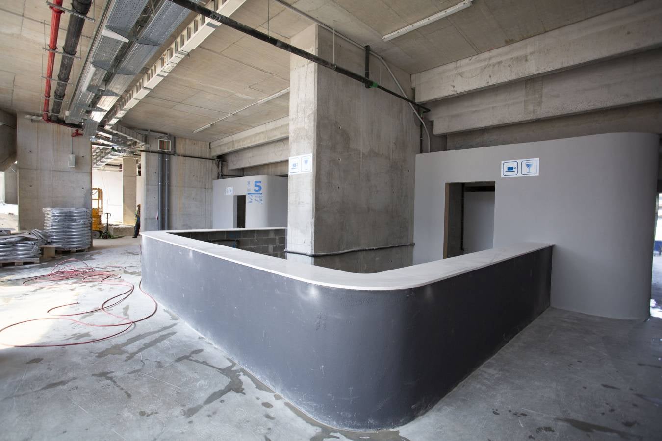 El campo de la Real Sociedad está preparado para que el sábado se dispute el primer partido del conjunto txuri-urdin en casa esta temporada.