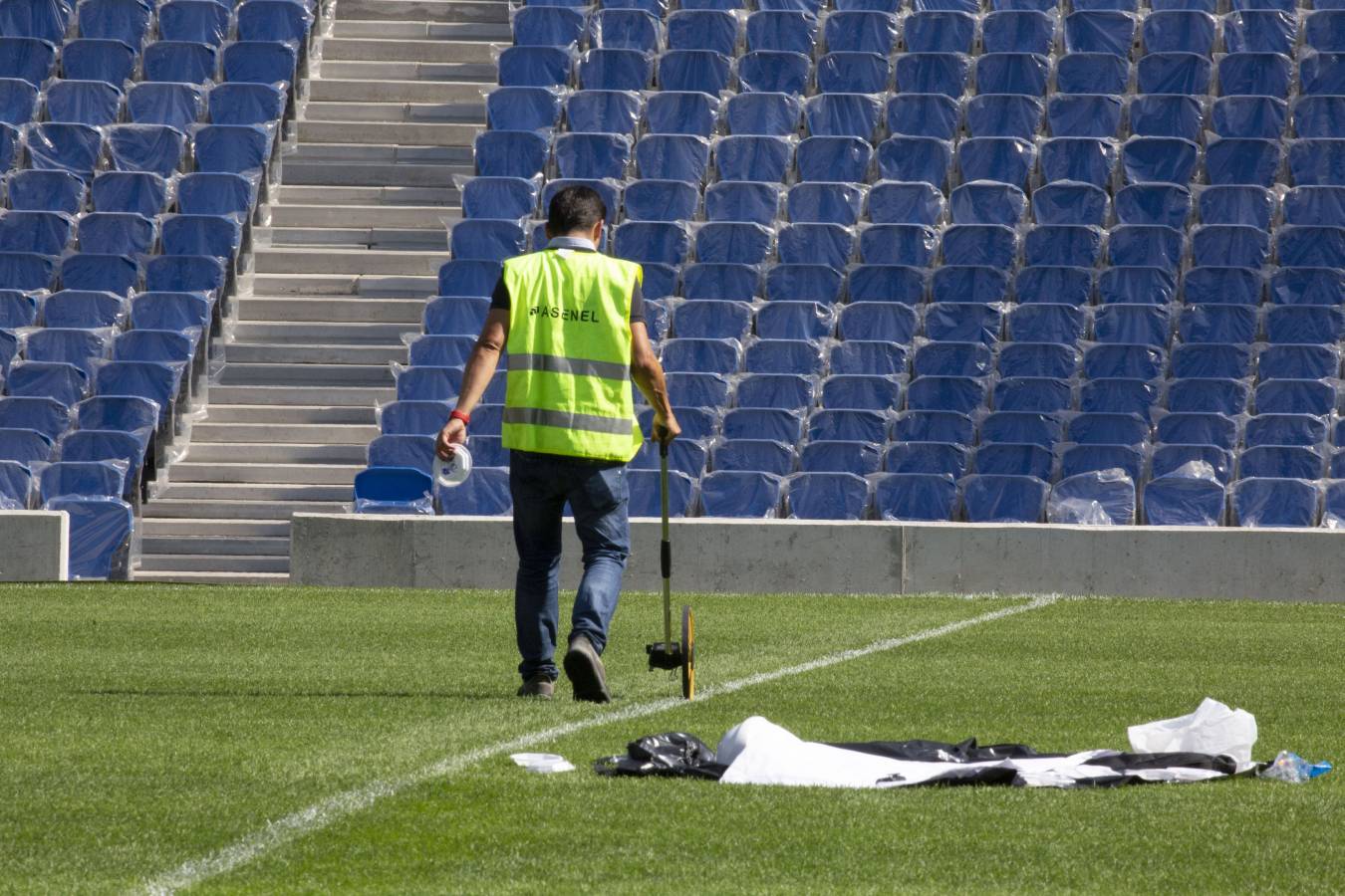 El campo de la Real Sociedad está preparado para que el sábado se dispute el primer partido del conjunto txuri-urdin en casa esta temporada.
