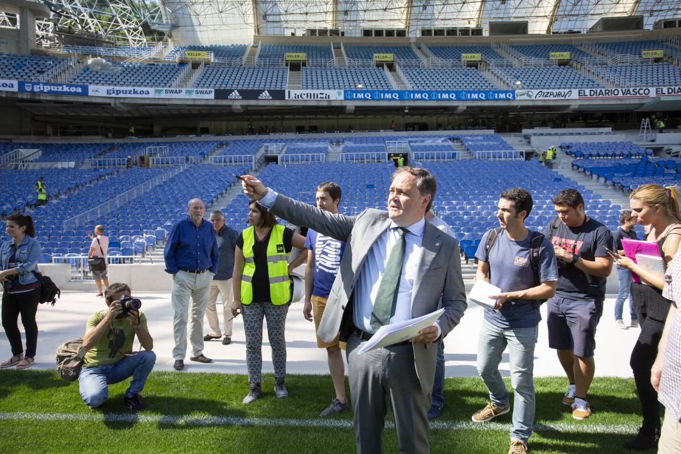 El campo de la Real Sociedad está preparado para que el sábado se dispute el primer partido del conjunto txuri-urdin en casa esta temporada.
