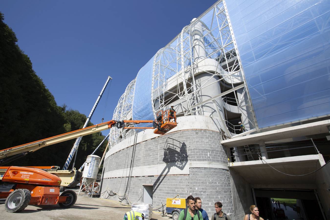 El campo de la Real Sociedad está preparado para que el sábado se dispute el primer partido del conjunto txuri-urdin en casa esta temporada.