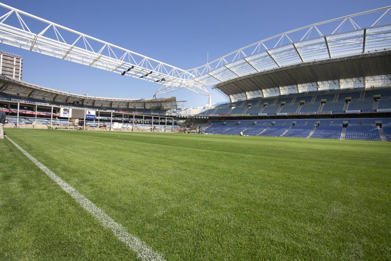 El campo de la Real Sociedad está preparado para que el sábado se dispute el primer partido del conjunto txuri-urdin en casa esta temporada.