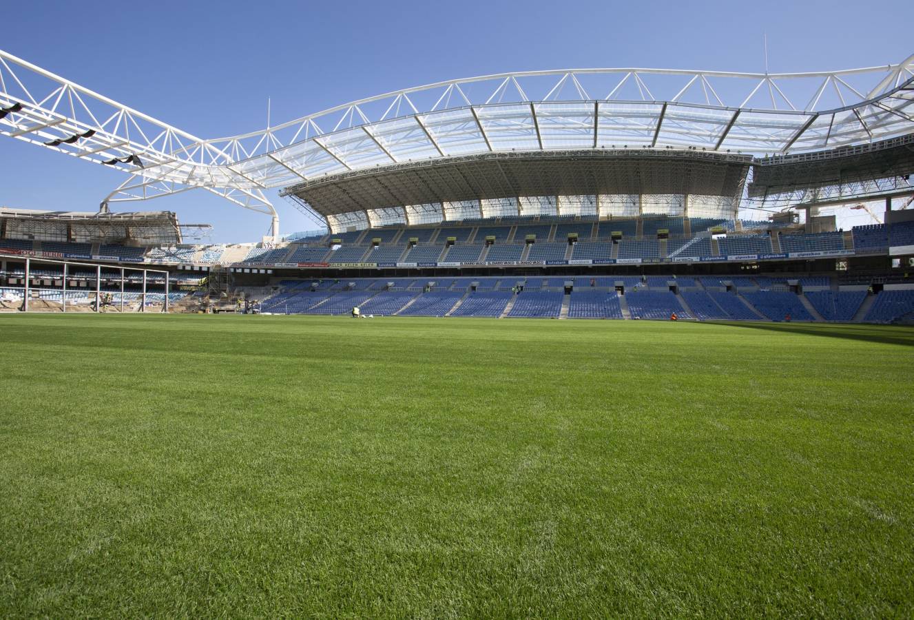El campo de la Real Sociedad está preparado para que el sábado se dispute el primer partido del conjunto txuri-urdin en casa esta temporada.