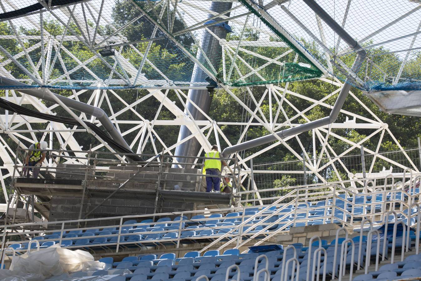El campo de la Real Sociedad está preparado para que el sábado se dispute el primer partido del conjunto txuri-urdin en casa esta temporada.