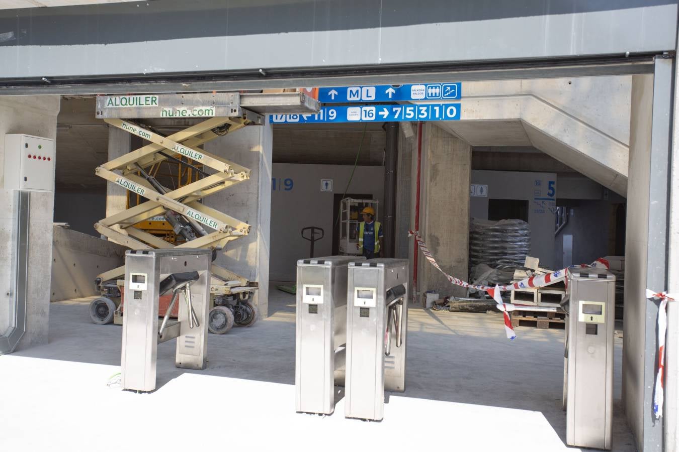 El campo de la Real Sociedad está preparado para que el sábado se dispute el primer partido del conjunto txuri-urdin en casa esta temporada.