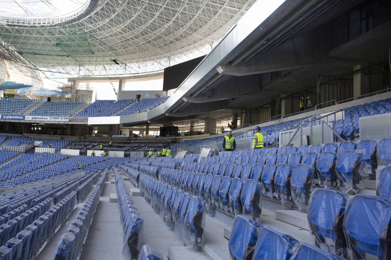 El campo de la Real Sociedad está preparado para que el sábado se dispute el primer partido del conjunto txuri-urdin en casa esta temporada.