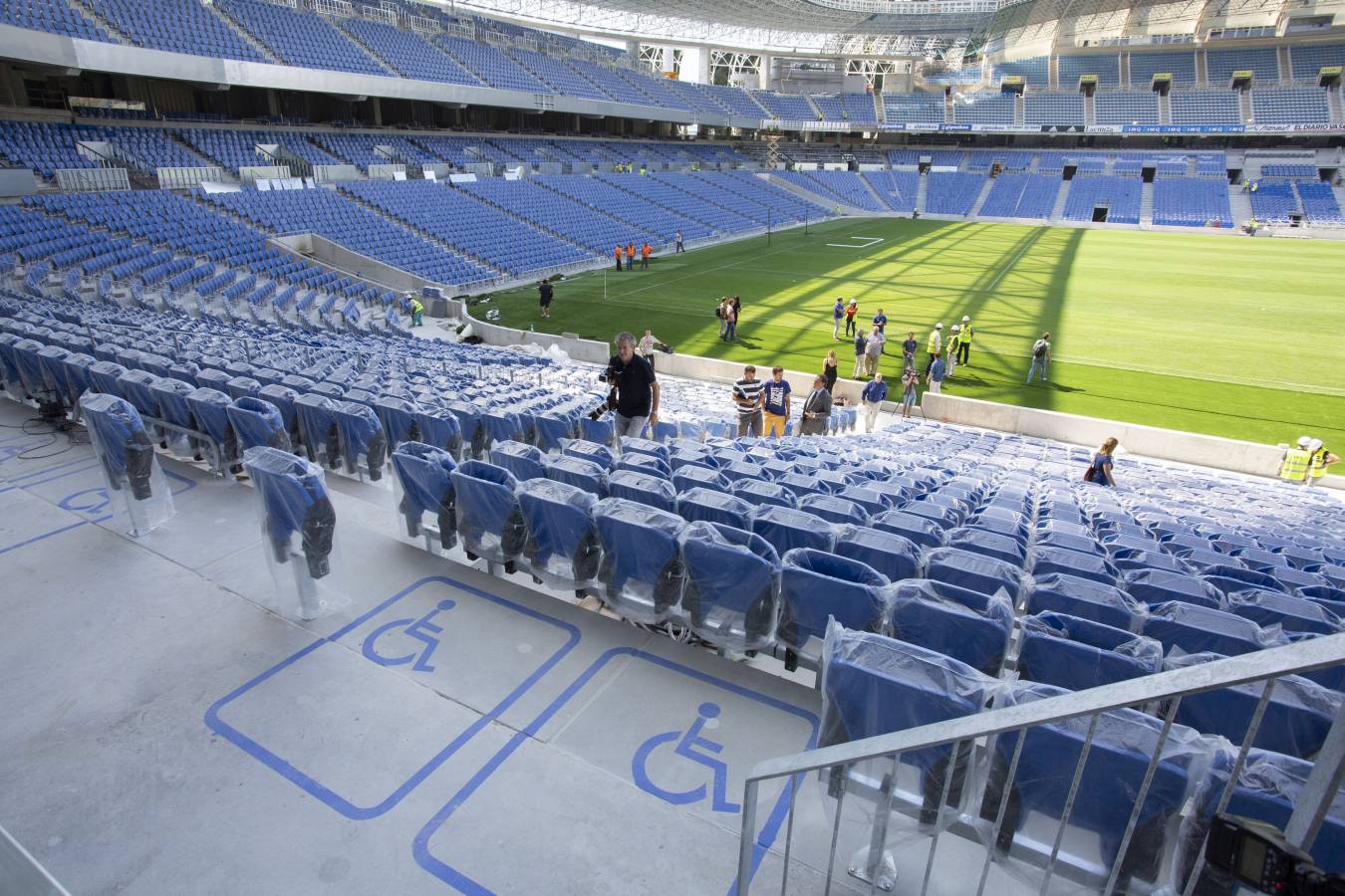 El campo de la Real Sociedad está preparado para que el sábado se dispute el primer partido del conjunto txuri-urdin en casa esta temporada.