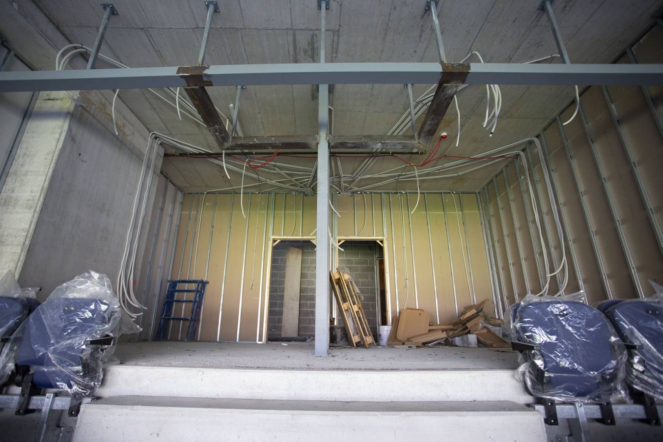 El campo de la Real Sociedad está preparado para que el sábado se dispute el primer partido del conjunto txuri-urdin en casa esta temporada.