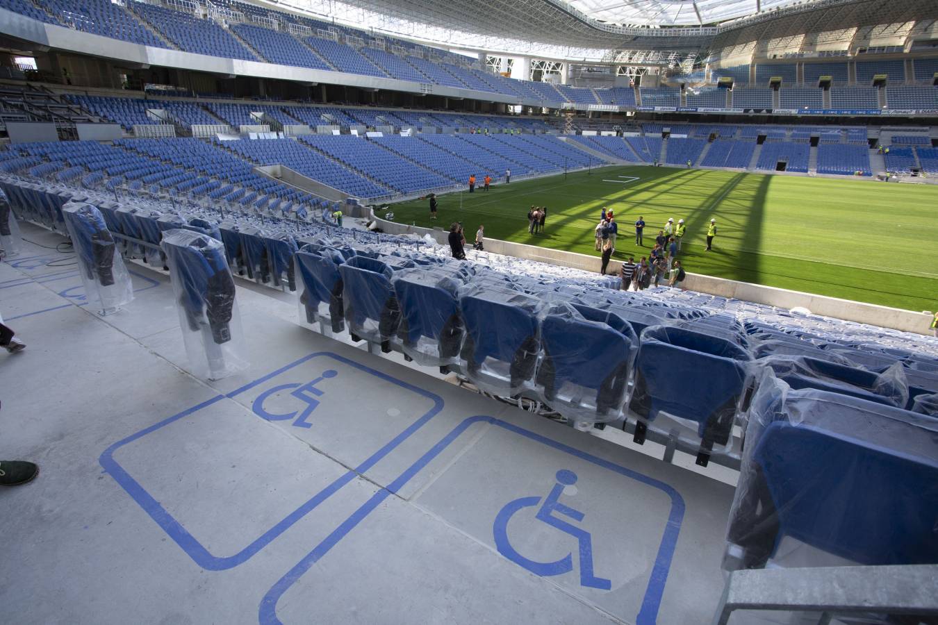 El campo de la Real Sociedad está preparado para que el sábado se dispute el primer partido del conjunto txuri-urdin en casa esta temporada.