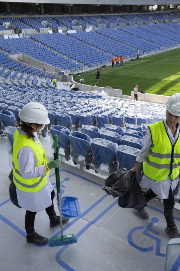 El campo de la Real Sociedad está preparado para que el sábado se dispute el primer partido del conjunto txuri-urdin en casa esta temporada.