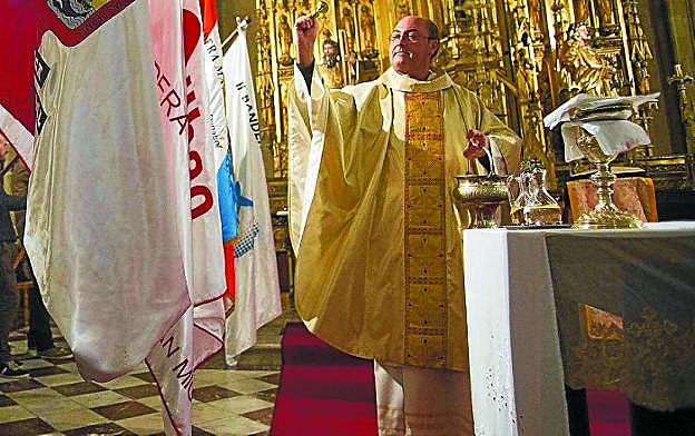 Victoriano Etxabe durante una bendición de banderas.
