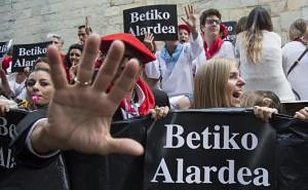 Silbidos y plásticos negros contra Jaizkibel. 