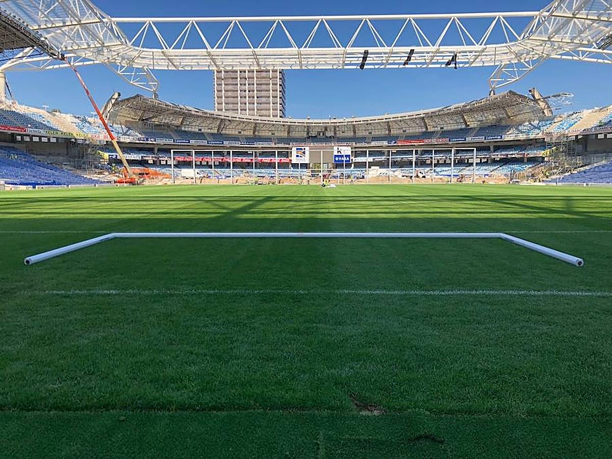 El campo de la Real Sociedad está preparado para que el sábado se dispute el primer partido del conjunto txuri-urdin en casa esta temporada.