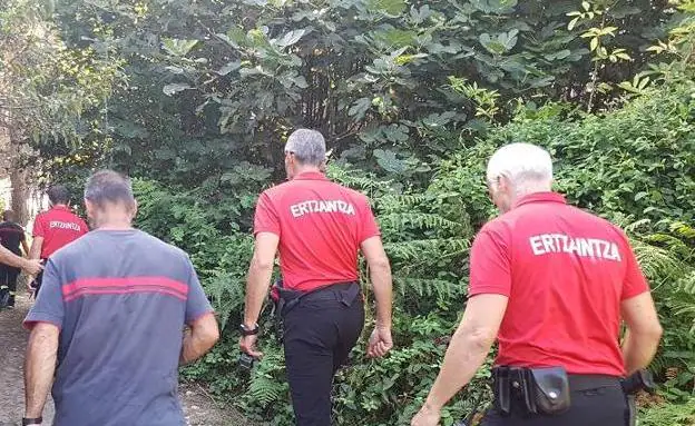 Ertzainas durante la búsqueda del hombre desaparecido en Sopelana.