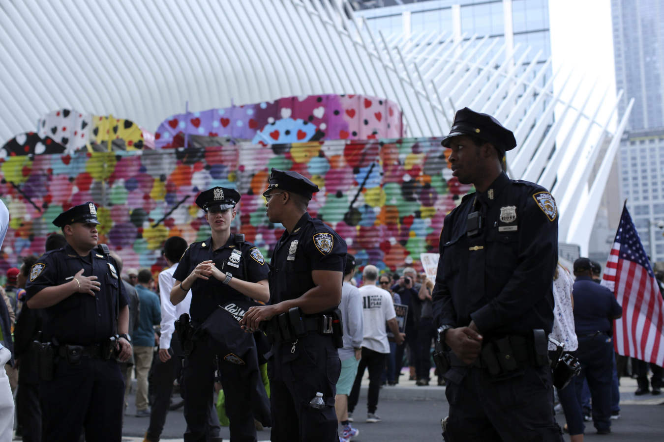 Miles de personas se reunieron en las inmediaciones del World Trade Center de Nueva York para rendir tributo a las víctimas de los atentados del 11 de septiembre de 2001 en el decimoséptimo aniversario de la tragedia