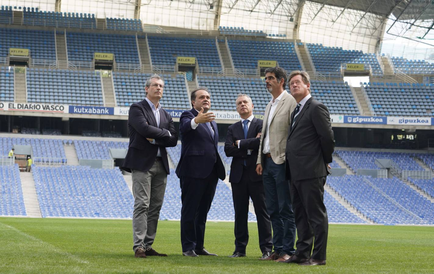 El lehendakari ha visitado el renovado campo de la Real Sociedad junto a Aperribay, Olano, Zupiria y Goia.