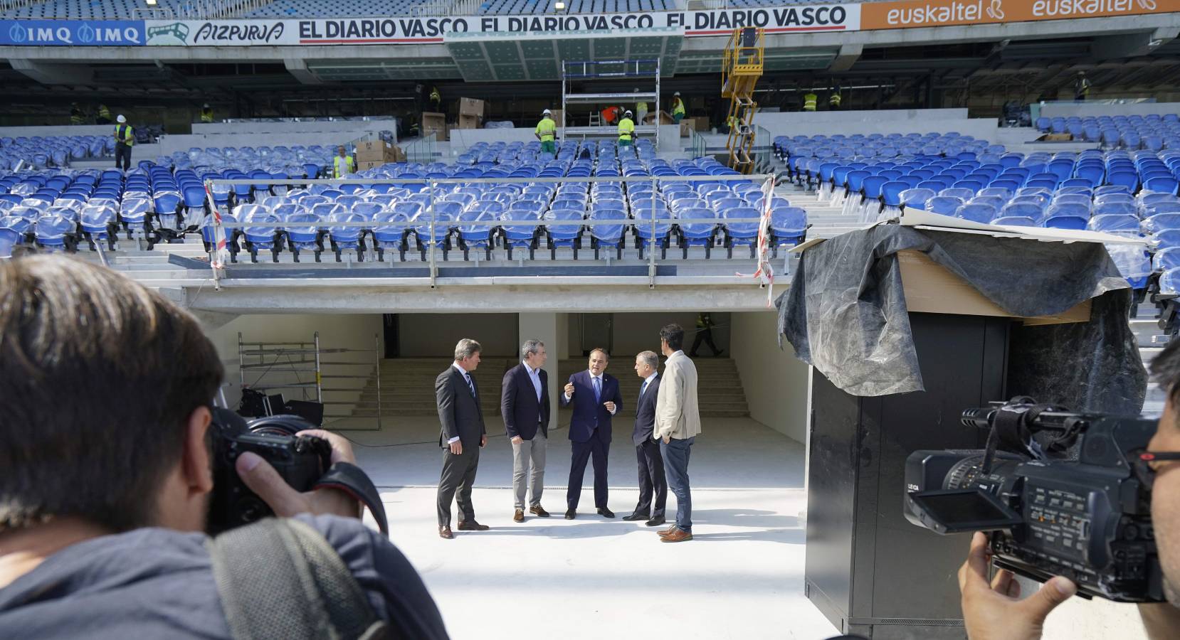 El lehendakari ha visitado el renovado campo de la Real Sociedad junto a Aperribay, Olano, Zupiria y Goia.