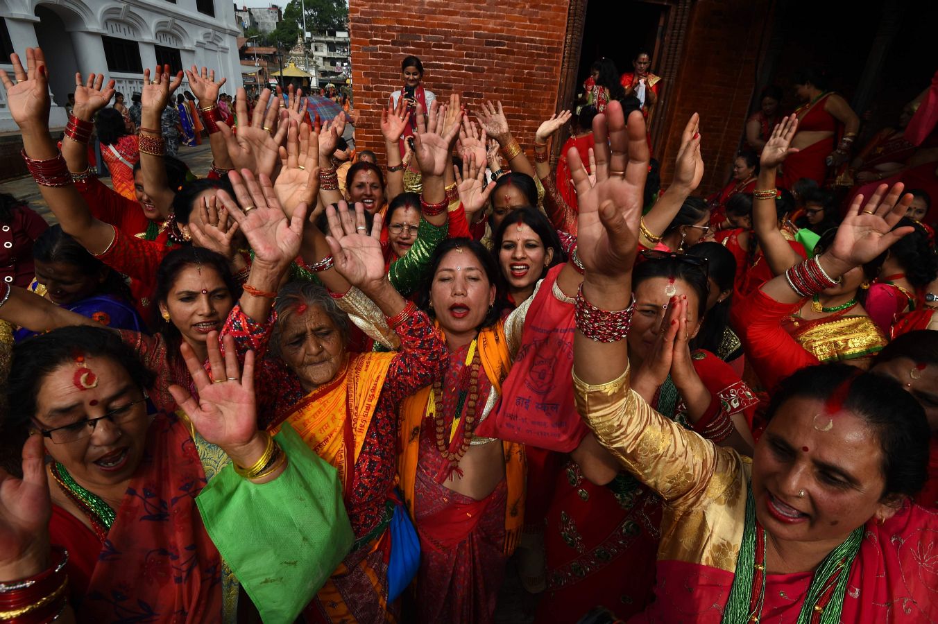 Cientos de mujeres hindúes rinden homenaje a Shiva (el dios hindú de la destrucción) en Nepal, durante la celebración del fesival Teej en el templo Pashupatinath de Katmandú. El festival Teej se celebra durante tres días en los que las mujeres visten de rojo, ayunan y oran.