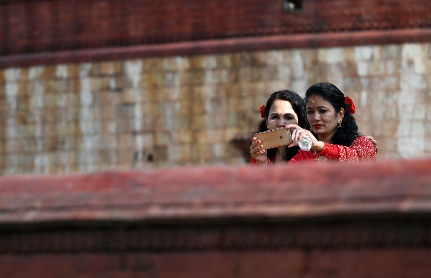 Cientos de mujeres hindúes rinden homenaje a Shiva (el dios hindú de la destrucción) en Nepal, durante la celebración del fesival Teej en el templo Pashupatinath de Katmandú. El festival Teej se celebra durante tres días en los que las mujeres visten de rojo, ayunan y oran.