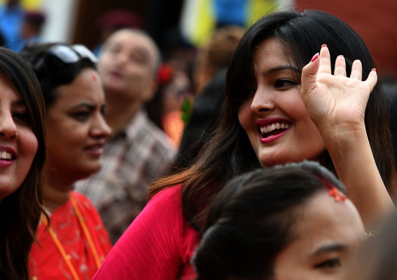 Cientos de mujeres hindúes rinden homenaje a Shiva (el dios hindú de la destrucción) en Nepal, durante la celebración del fesival Teej en el templo Pashupatinath de Katmandú. El festival Teej se celebra durante tres días en los que las mujeres visten de rojo, ayunan y oran.