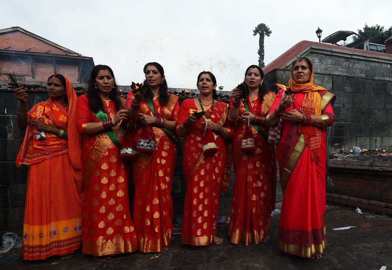 Cientos de mujeres hindúes rinden homenaje a Shiva (el dios hindú de la destrucción) en Nepal, durante la celebración del fesival Teej en el templo Pashupatinath de Katmandú. El festival Teej se celebra durante tres días en los que las mujeres visten de rojo, ayunan y oran.