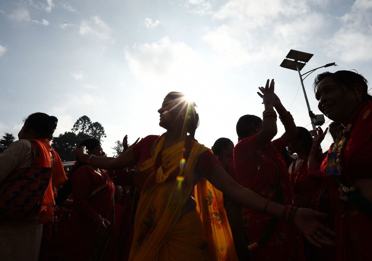 Cientos de mujeres hindúes rinden homenaje a Shiva (el dios hindú de la destrucción) en Nepal, durante la celebración del fesival Teej en el templo Pashupatinath de Katmandú. El festival Teej se celebra durante tres días en los que las mujeres visten de rojo, ayunan y oran.