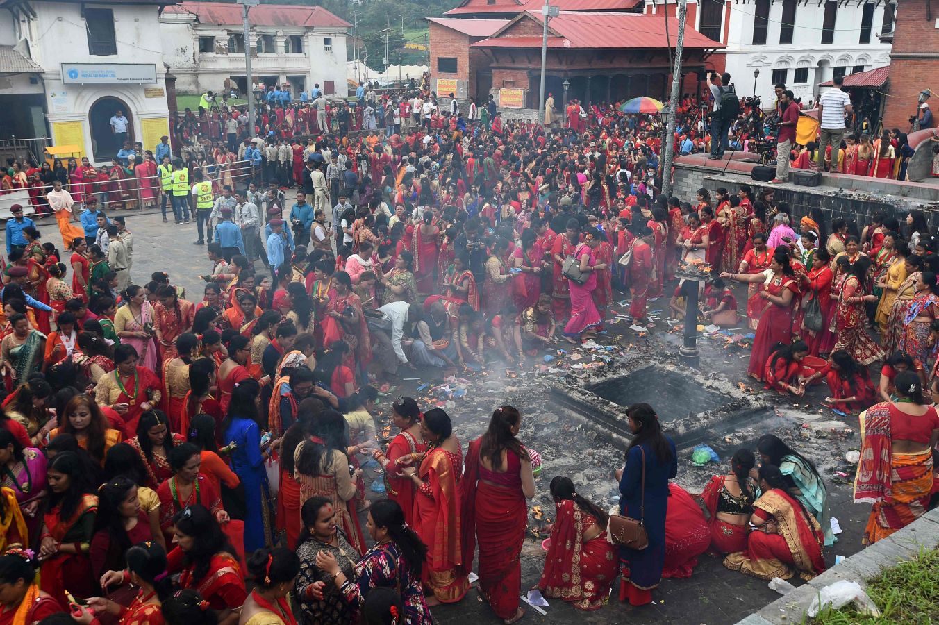 Cientos de mujeres hindúes rinden homenaje a Shiva (el dios hindú de la destrucción) en Nepal, durante la celebración del fesival Teej en el templo Pashupatinath de Katmandú. El festival Teej se celebra durante tres días en los que las mujeres visten de rojo, ayunan y oran.