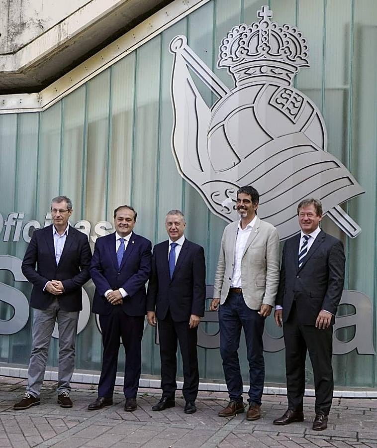 El lehendakari ha visitado el renovado campo de la Real Sociedad junto a Aperribay, Olano, Zupiria y Goia.