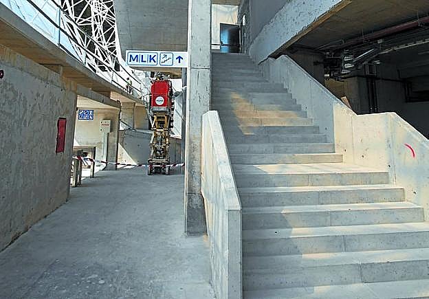 Escaleras y ascensores. Las diferentes zonas de las tribunas altas han sido bautizadas con letras mientras que las tribunas bajas están numeradas. Hay escaleras y ascensores para subir a las tribunas altas. 