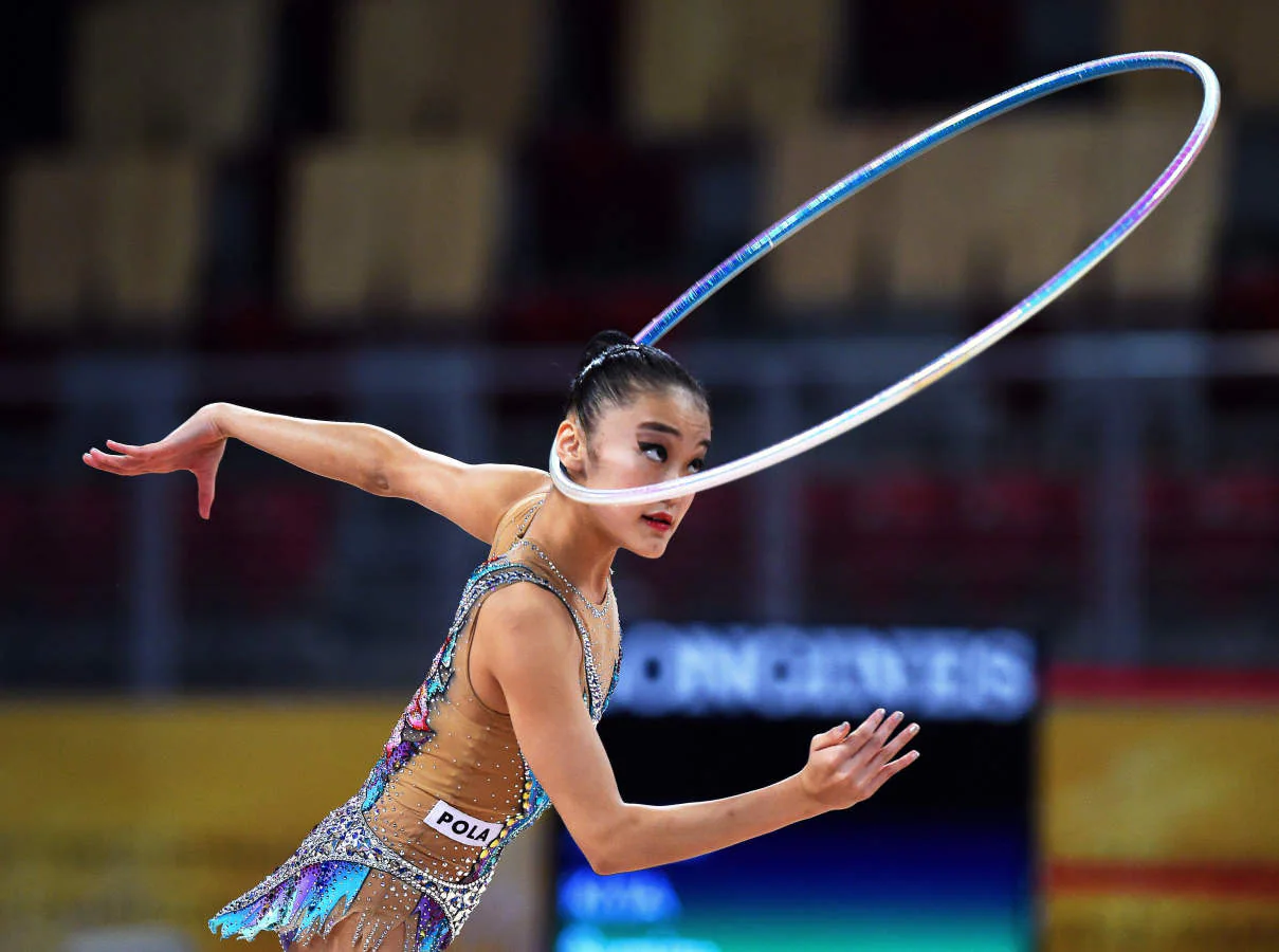 Varias gimnastas compiten durante el Campeonato del Mundo de gimnasia rítmica que se celebra en Sofía, Bulgaria