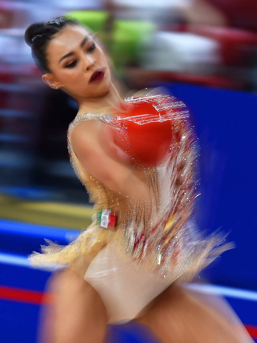 Varias gimnastas compiten durante el Campeonato del Mundo de gimnasia rítmica que se celebra en Sofía, Bulgaria