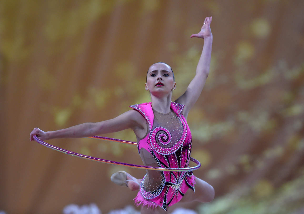 Varias gimnastas compiten durante el Campeonato del Mundo de gimnasia rítmica que se celebra en Sofía, Bulgaria