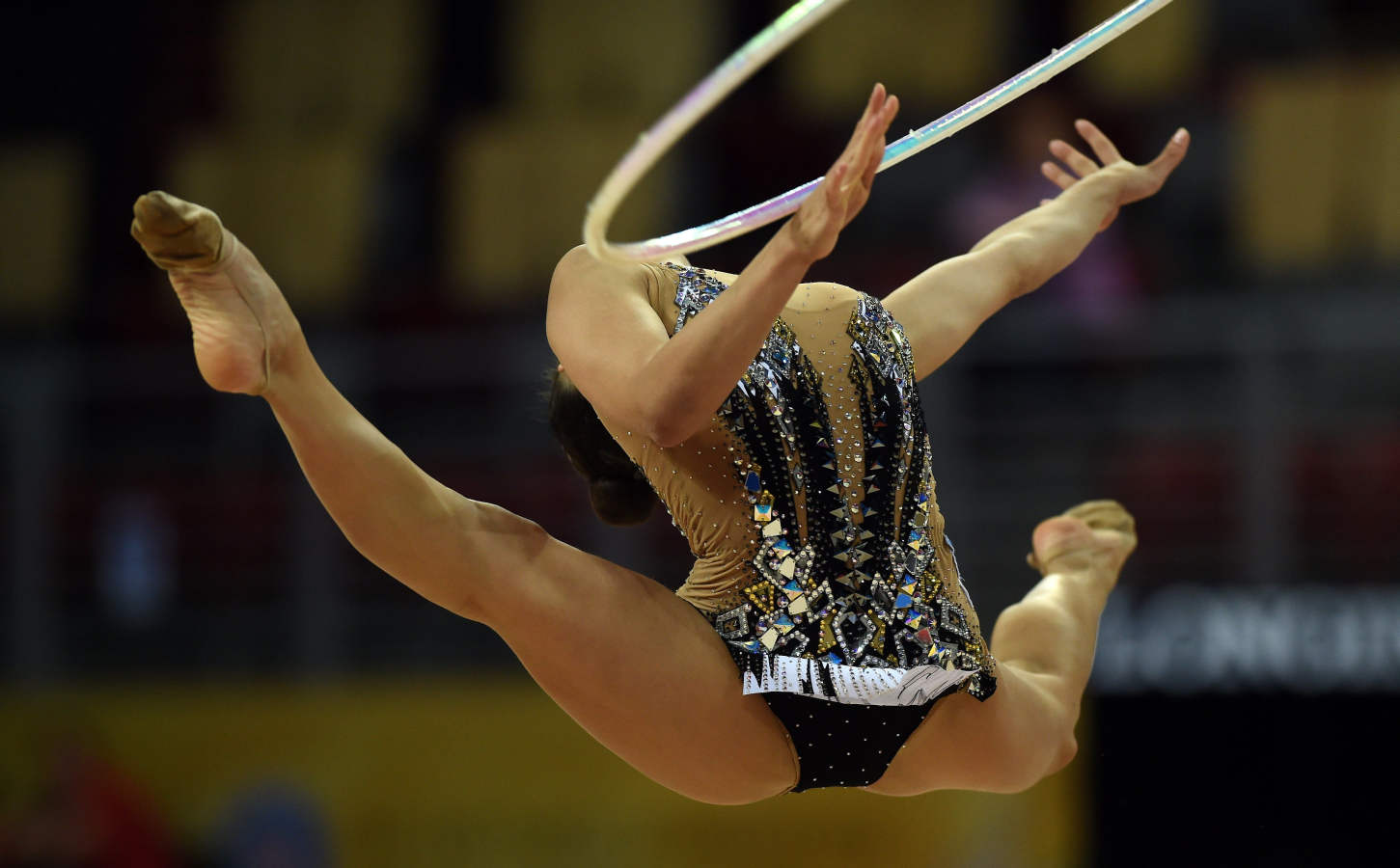 Varias gimnastas compiten durante el Campeonato del Mundo de gimnasia rítmica que se celebra en Sofía, Bulgaria