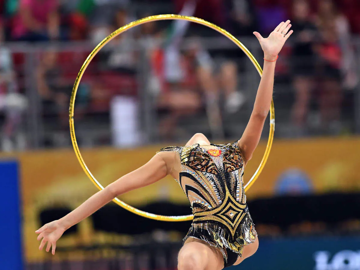 Varias gimnastas compiten durante el Campeonato del Mundo de gimnasia rítmica que se celebra en Sofía, Bulgaria