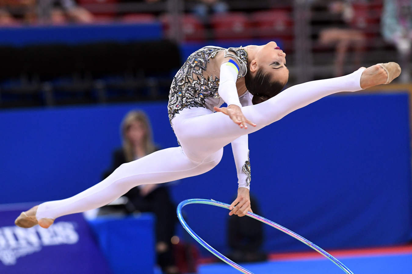 Varias gimnastas compiten durante el Campeonato del Mundo de gimnasia rítmica que se celebra en Sofía, Bulgaria