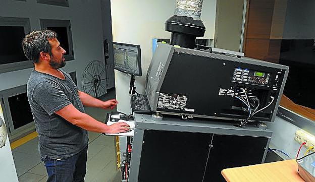 Cine. Juan Luis Vázquez Fraguas con el proyector que se utiliza en la sala principal del Teatro Coliseo. 