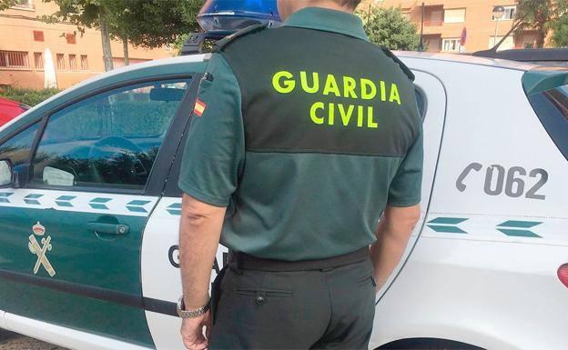 Efectivos de la Guardia Civil procedieron a la detención de los dos acusados. 