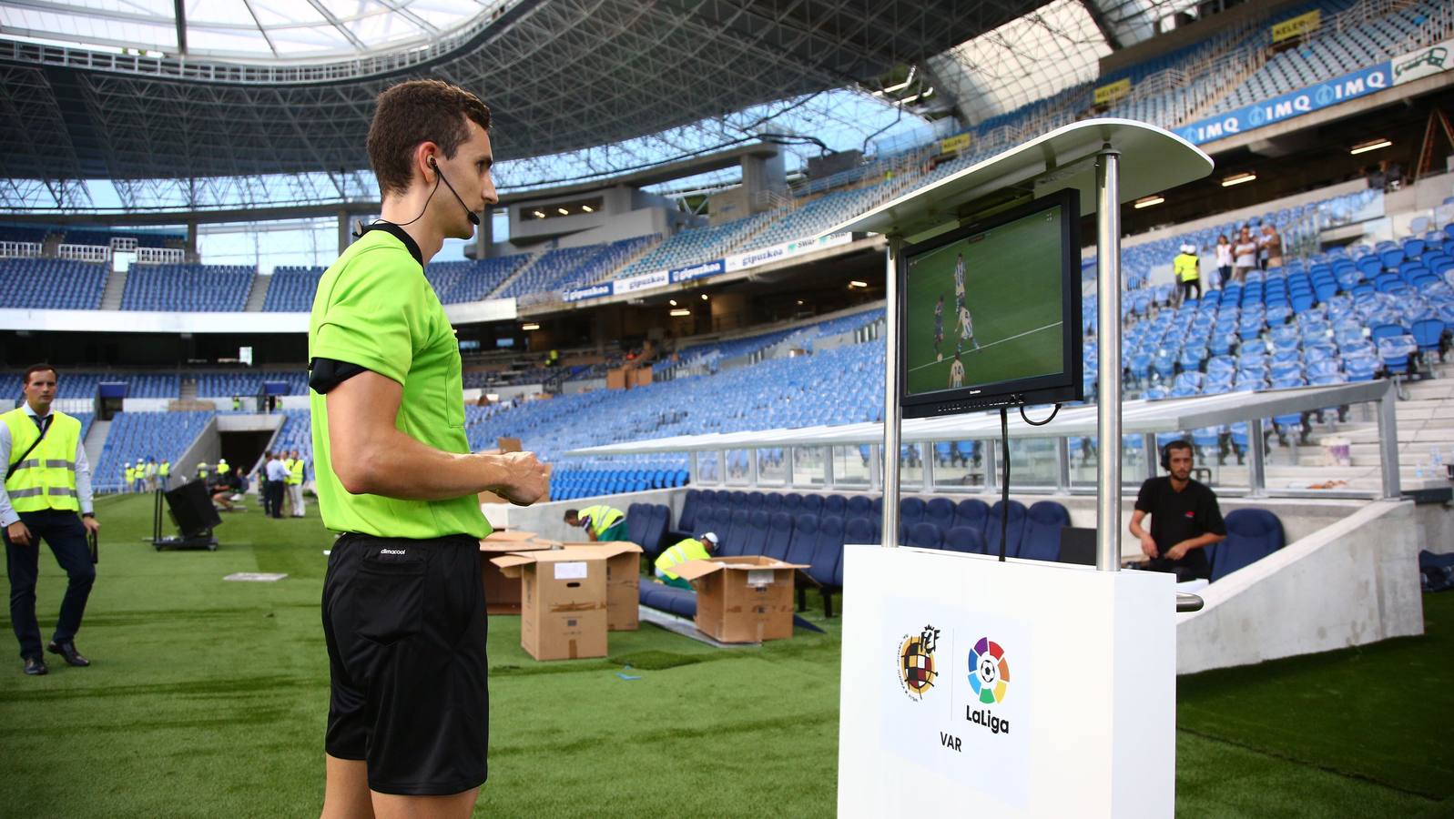 El árbitro consulta las imágenes en el VAR de Anoeta. 