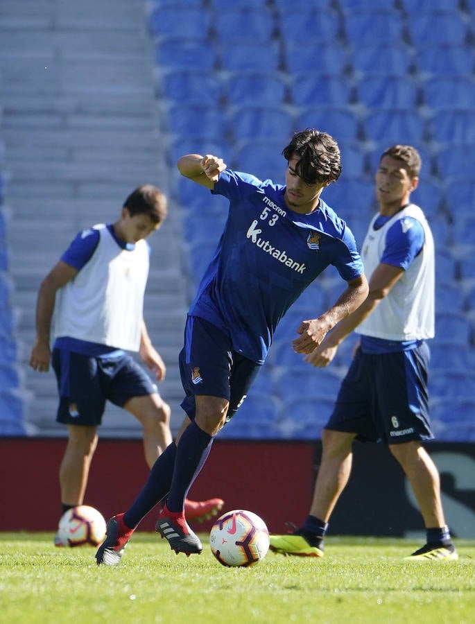 La plantilla del primer equipo se ha ejercitado por primera en el nuevo campo de Anoeta antes de recibir el sábado al Barcelona