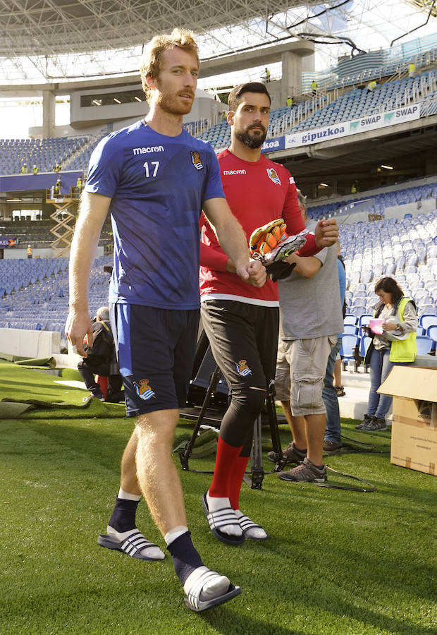 La plantilla del primer equipo se ha ejercitado por primera en el nuevo campo de Anoeta antes de recibir el sábado al Barcelona